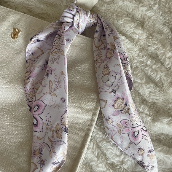VICTORIA'S SECRET OFF WHITE BAG W/ PURPLE FLORAL SCARF NEW WITH TAGS "FLAW" - Picture 2 of 16
